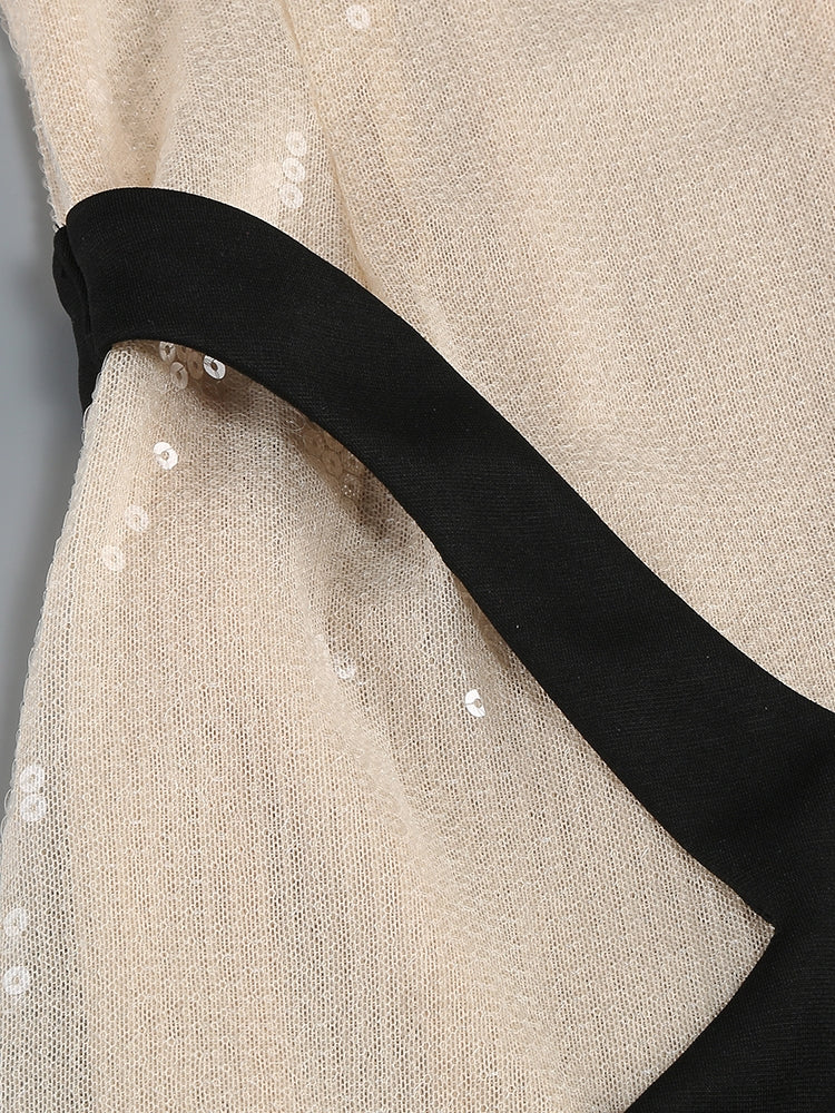 Funkelndes Abendkleid mit Kontrastfarben