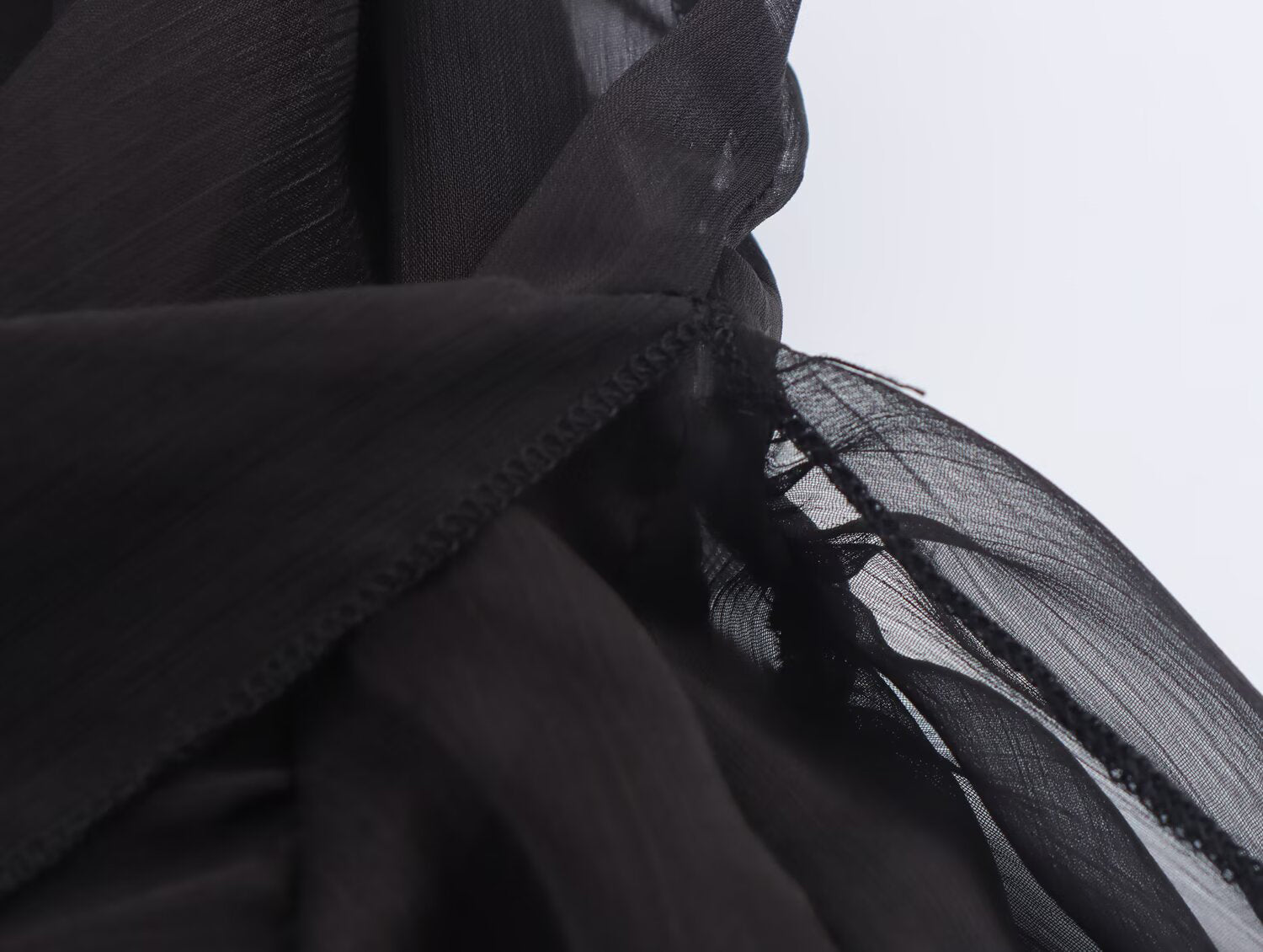 Rock mit verspielten Falten