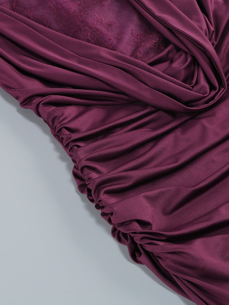 Abendkleid mit Rollkragen und Handschuhen