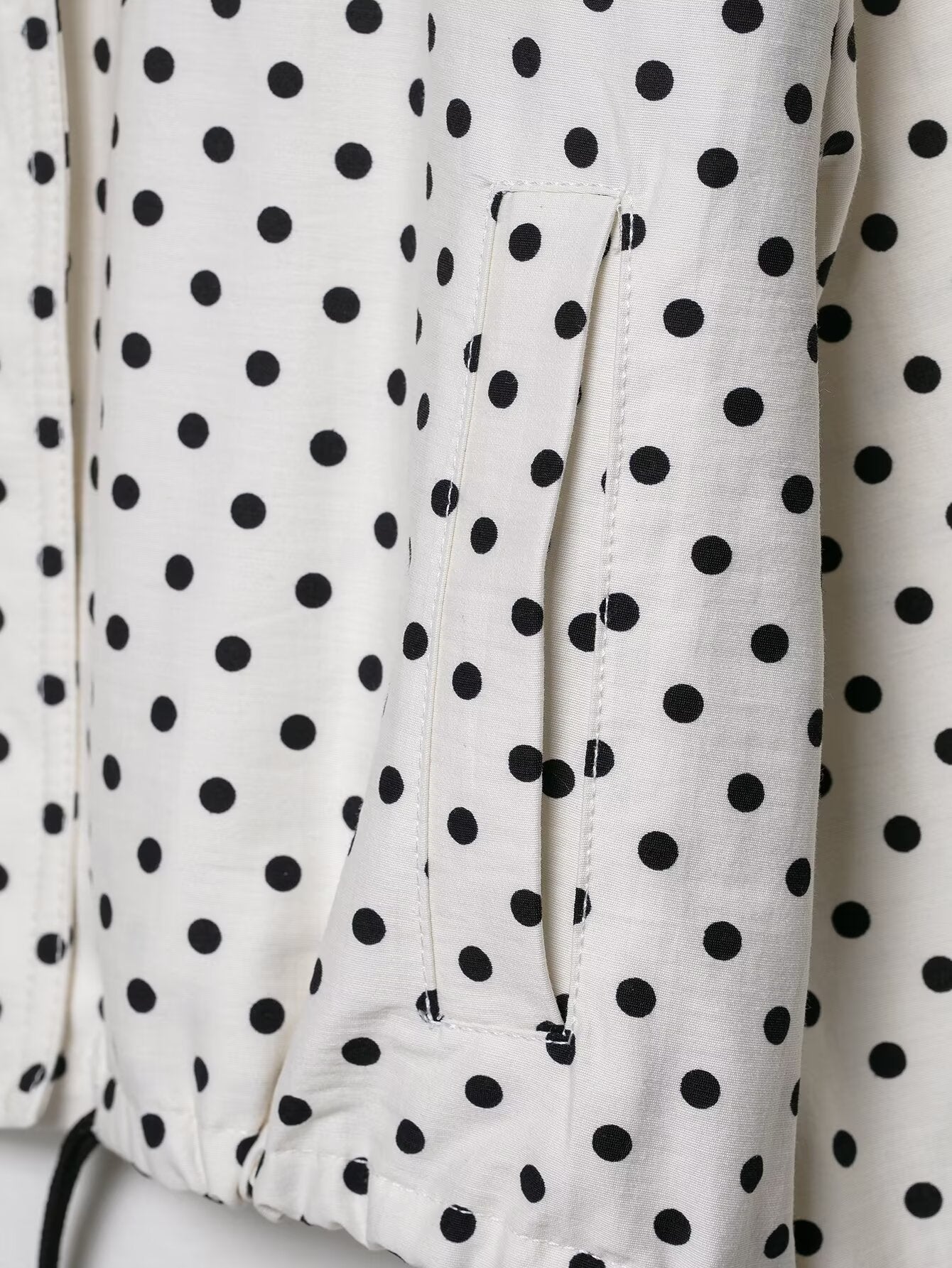 Romantisches Kleid mit Punkten